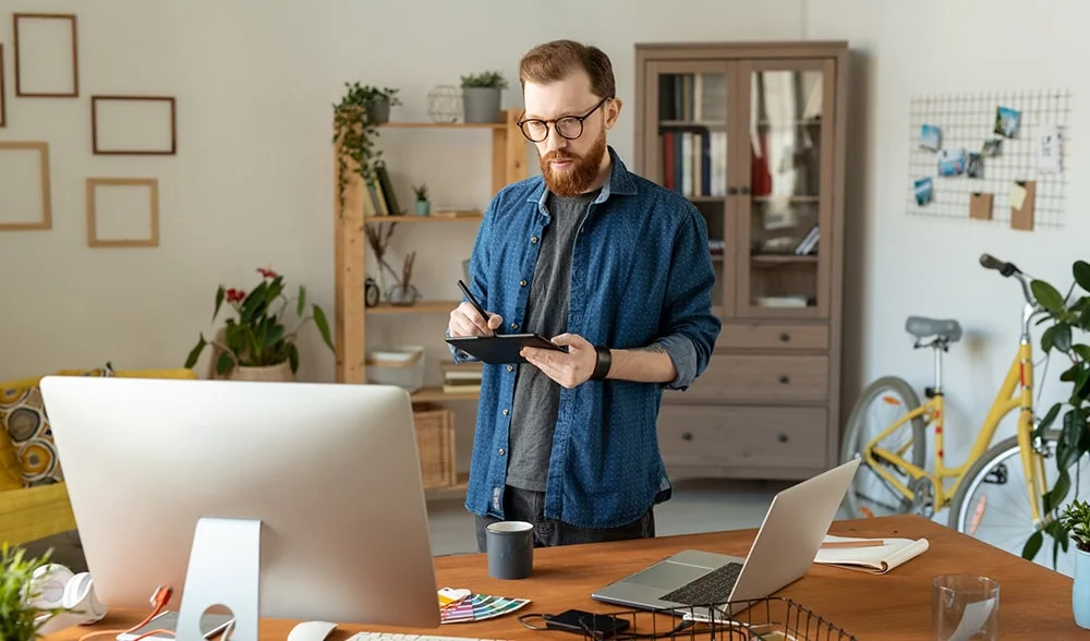 Vertriebsperson arbeitet mit der Salesforce App