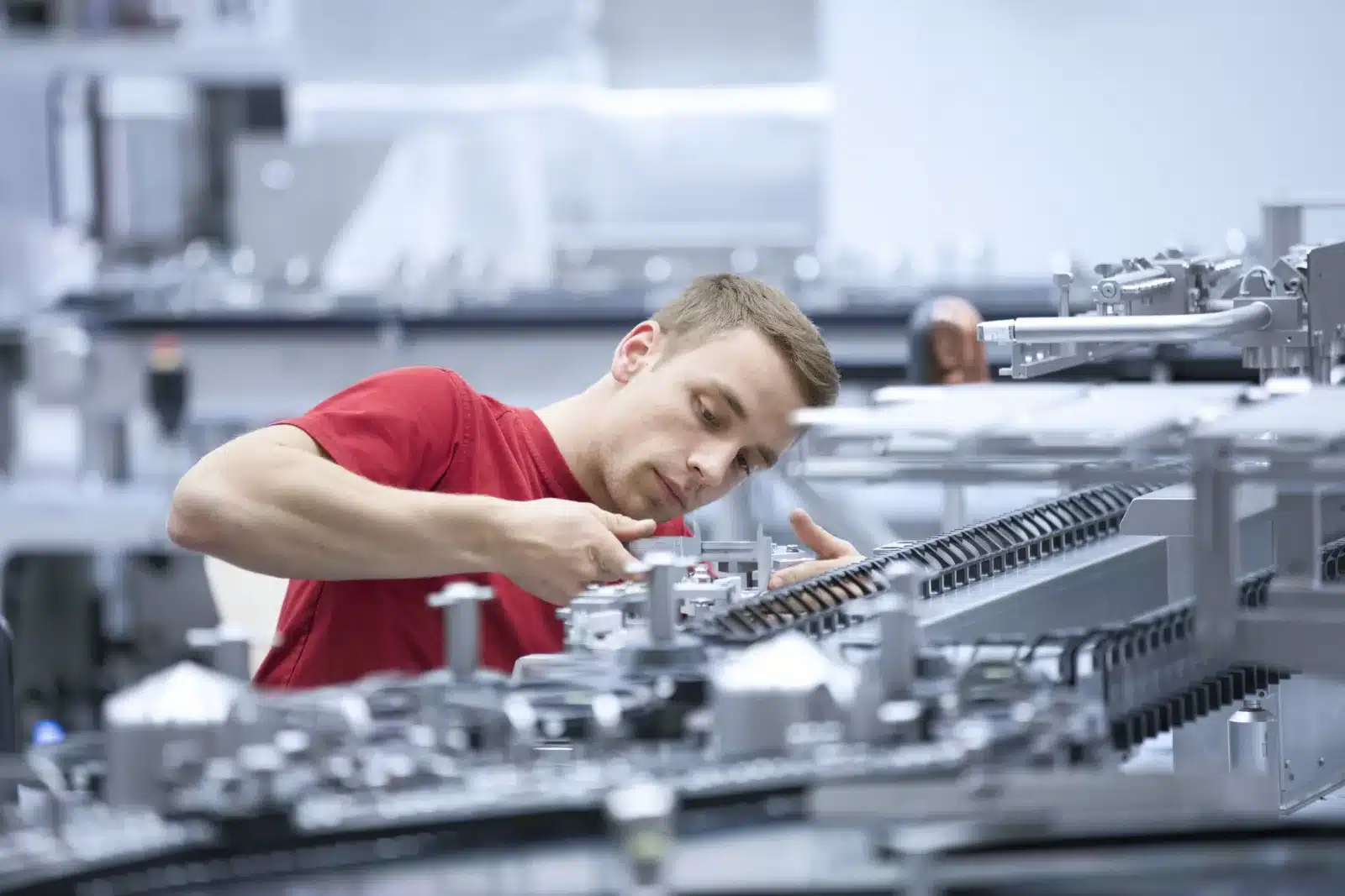 Servicetechniker von Bausch+Ströbel bei der Arbeit an einer Maschine