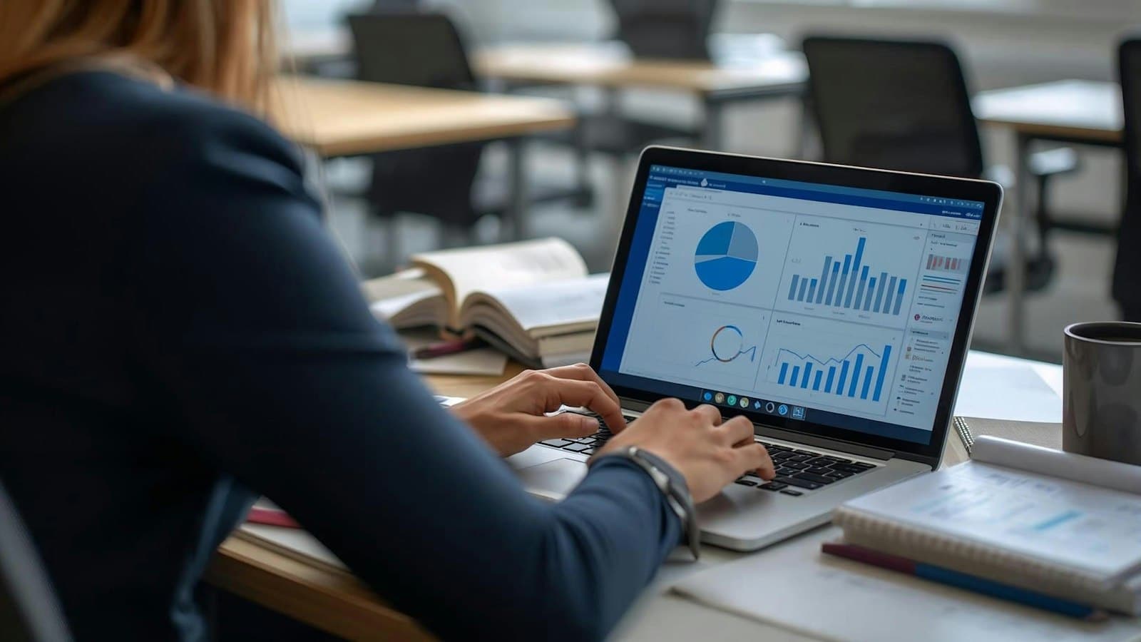 Salesforce Revenue Cloud im Beyond Digital Blog: Frau arbeitet am Laptop mit Diagrammen und Kennzahlen