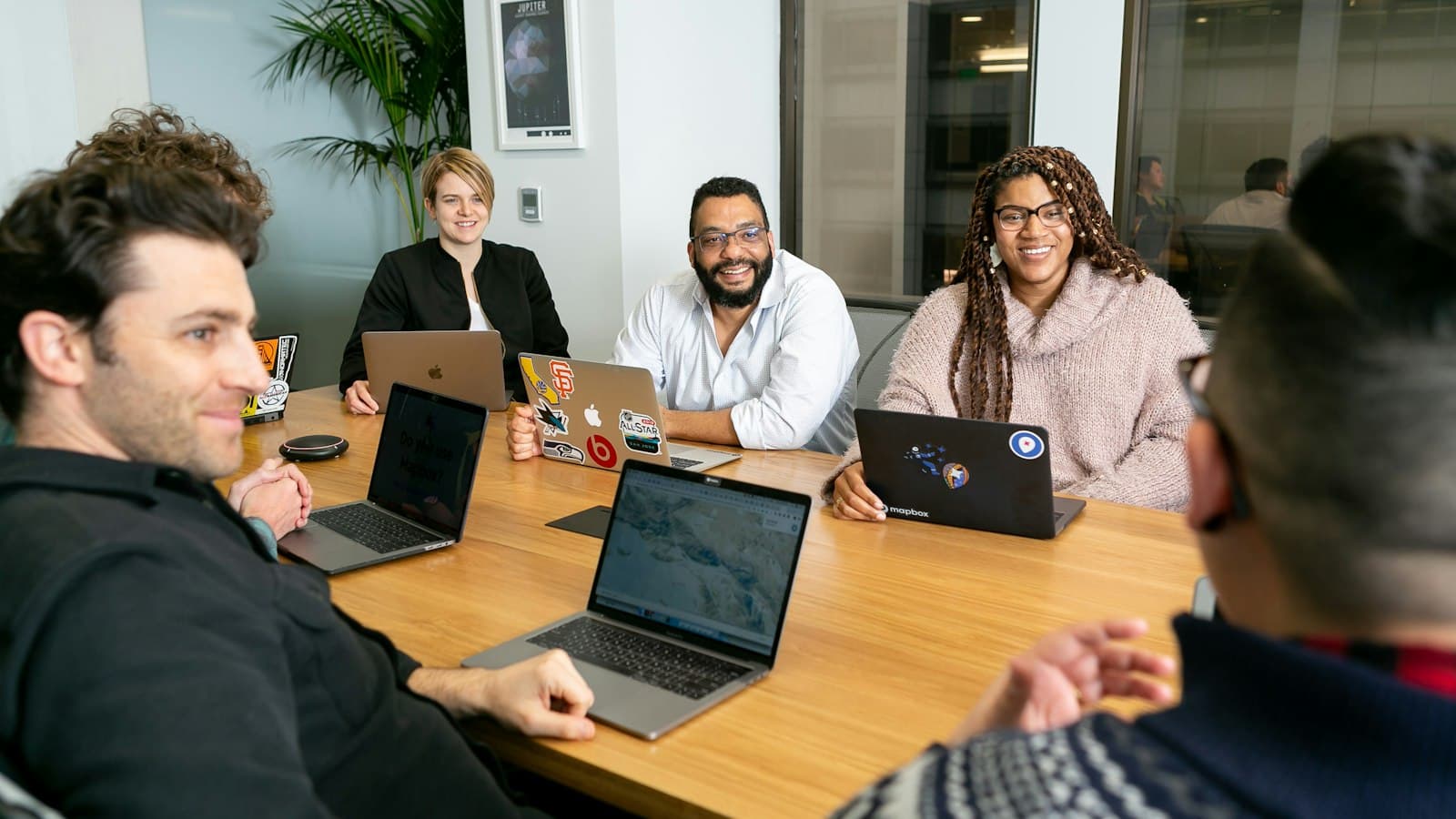 Salesforce Revenue Cloud im Beyond Digital Blog: Team mit Laptops bespricht sich an einem Besprechungstisch