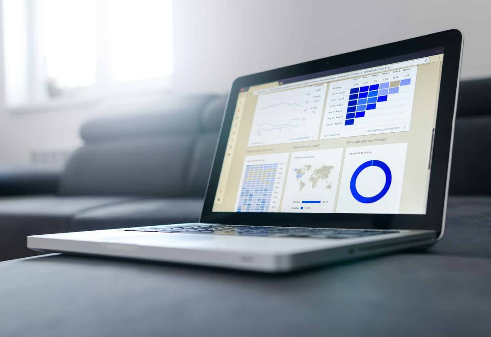 Salesforce Account Engagement mit Beyond Digital: Laptop mit Berichts-Dashboard aus Balken- und Ringdiagrammen