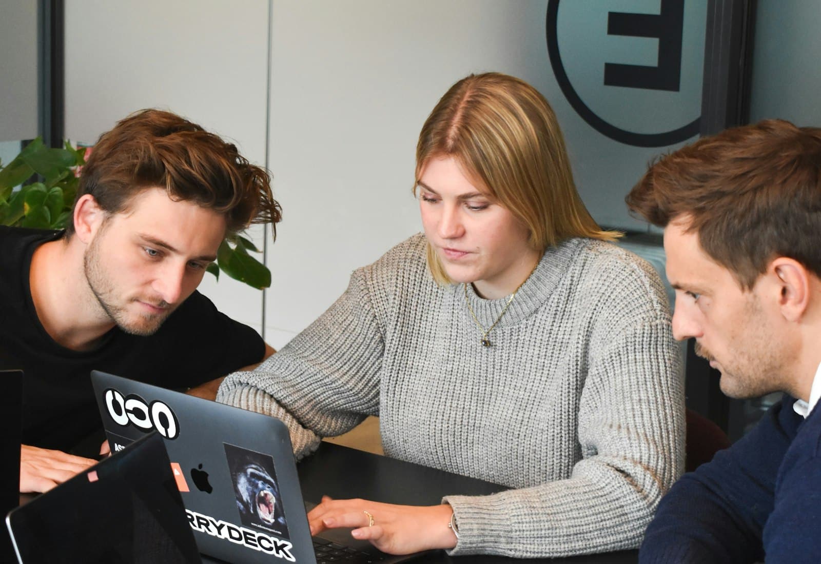 Salesforce Revenue Cloud Einführung mit Beyond Digital: Drei Kolleginnen und Kollegen arbeiten gemeinsam an einem Laptop
