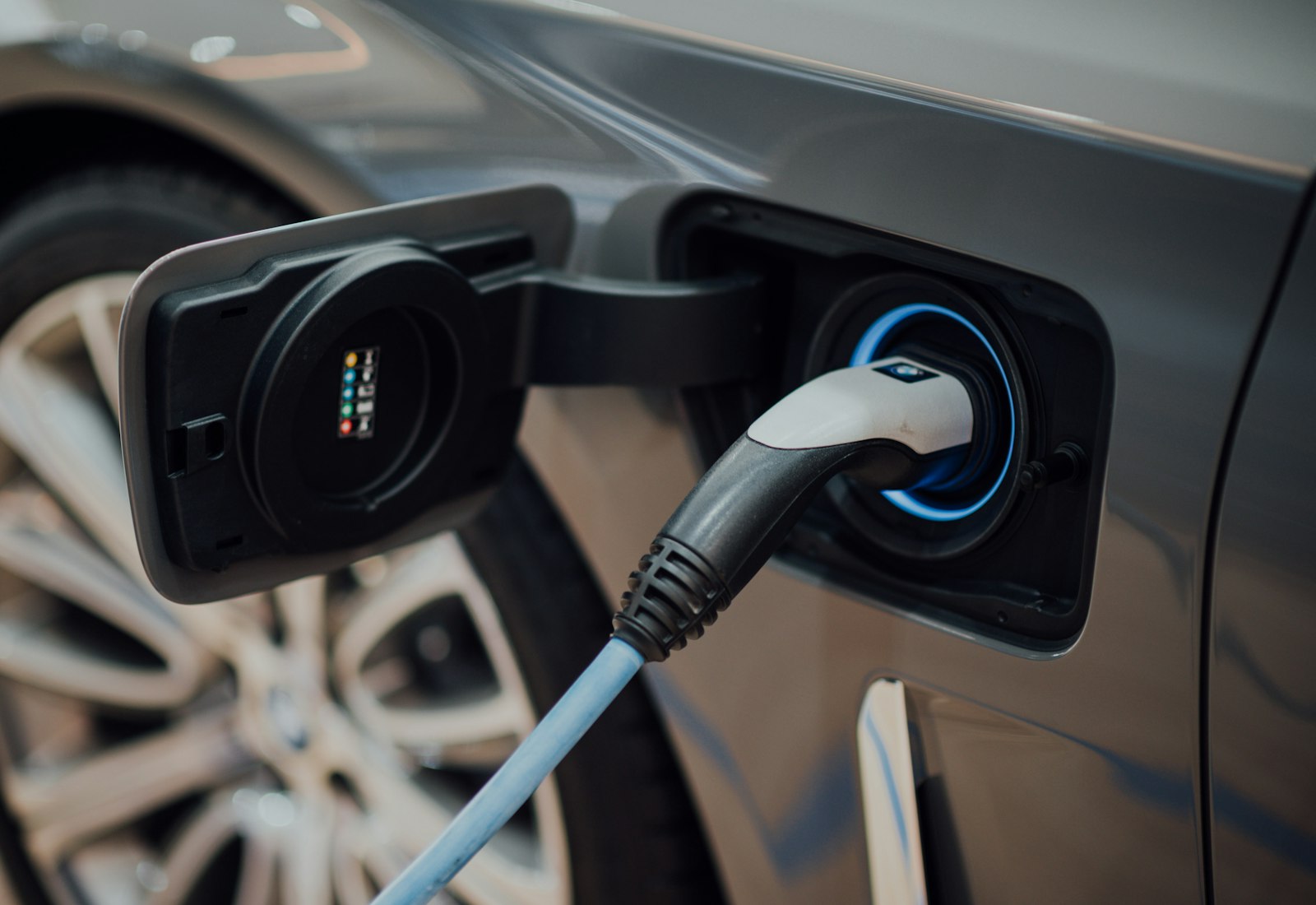 Salesforce Automotive Cloud mit Beyond Digital: Ladekabel steckt in der Ladebuchse eines grauen Elektroautos