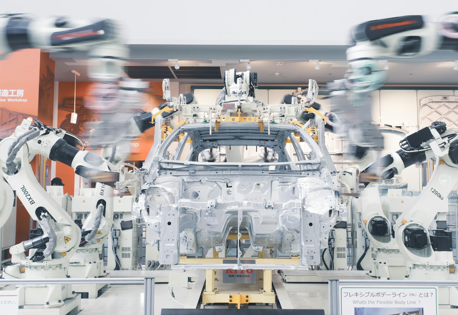 Salesforce Automotive Cloud mit Beyond Digital: Industrieroboter montieren eine Fahrzeugkarosserie in einer Fertigungslinie