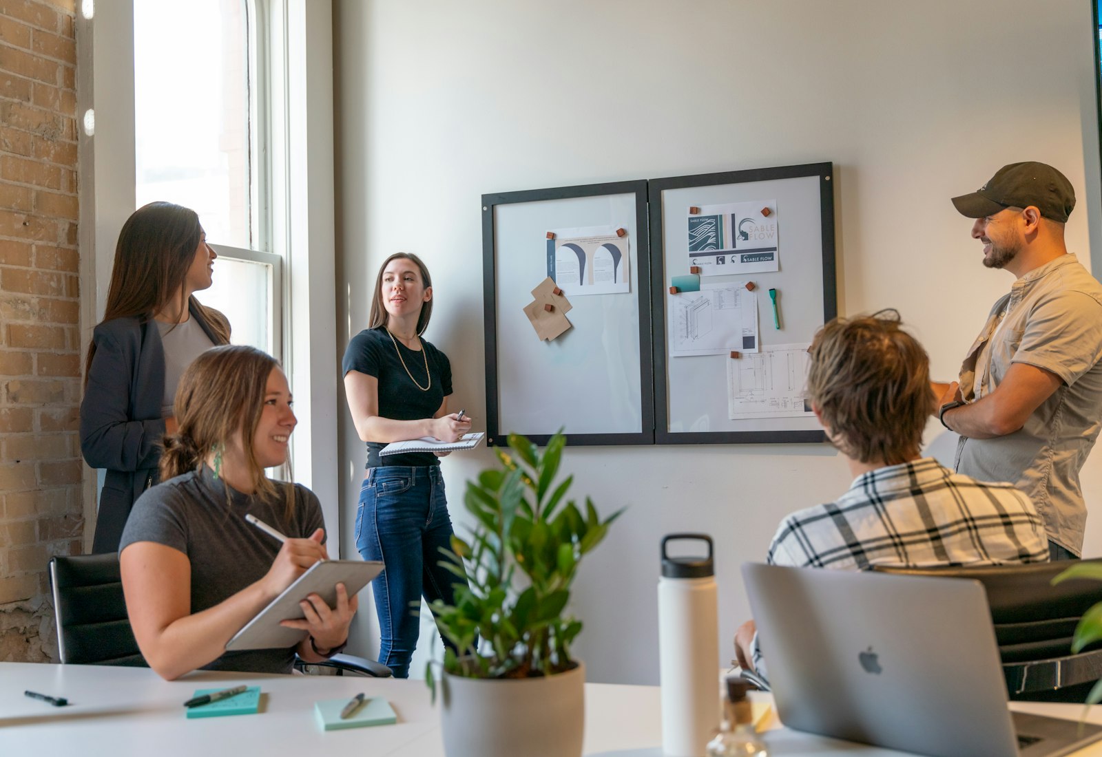 Salesforce Automotive Cloud Einführung mit Beyond Digital: Projektteam bespricht sich in einem hellen Büro vor einer Pinnwand