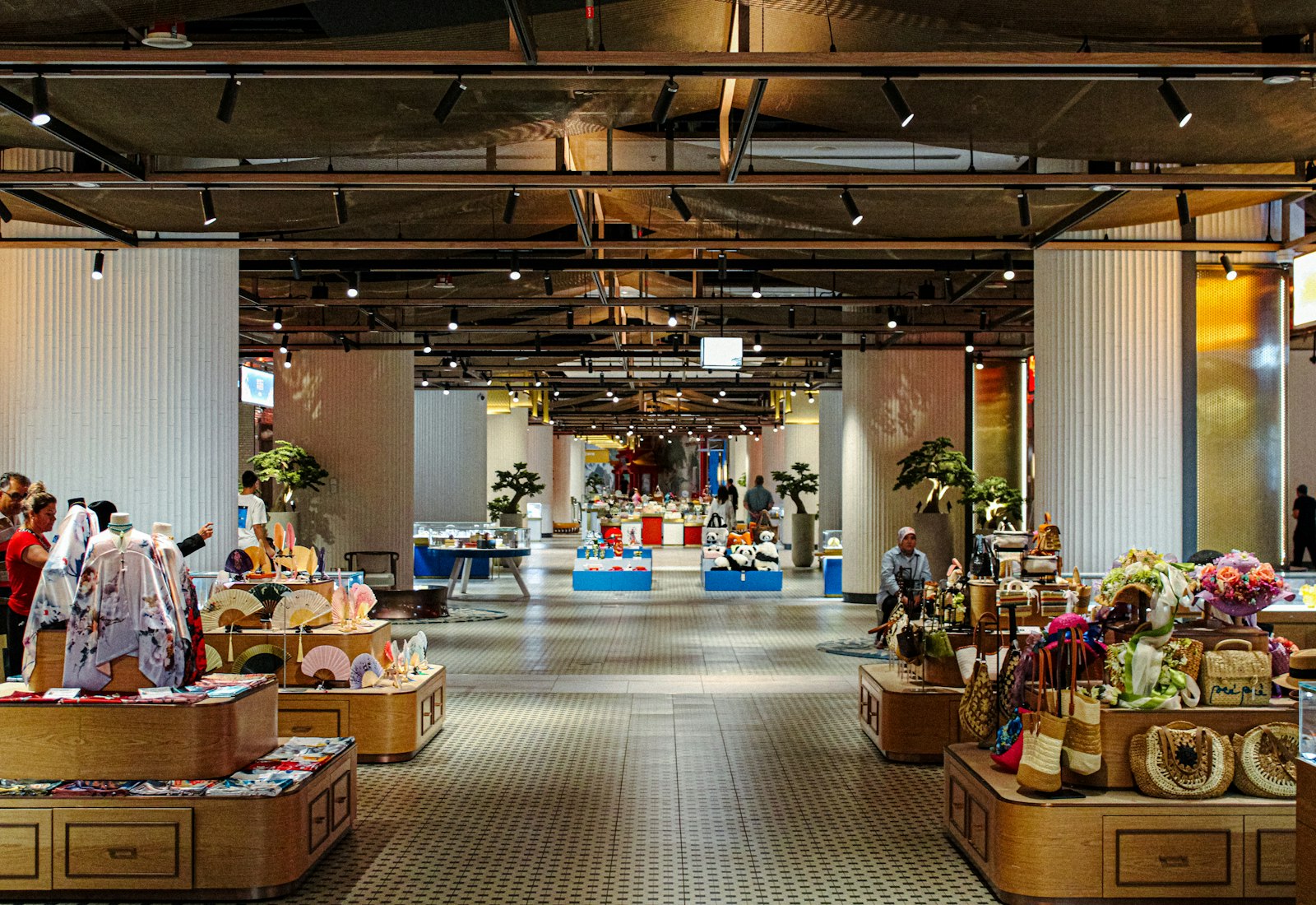 Salesforce Commerce Cloud mit Beyond Digital: Großzügige, hell beleuchtete Verkaufsfläche mit Warenauslagen in einem Kaufhaus