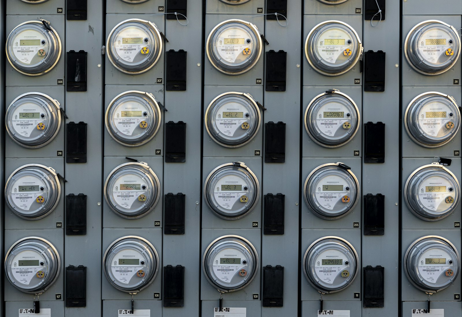 Salesforce Energy & Utilities Cloud mit Beyond Digital: Mehrere Stromzähler in Reihen an einer Wand