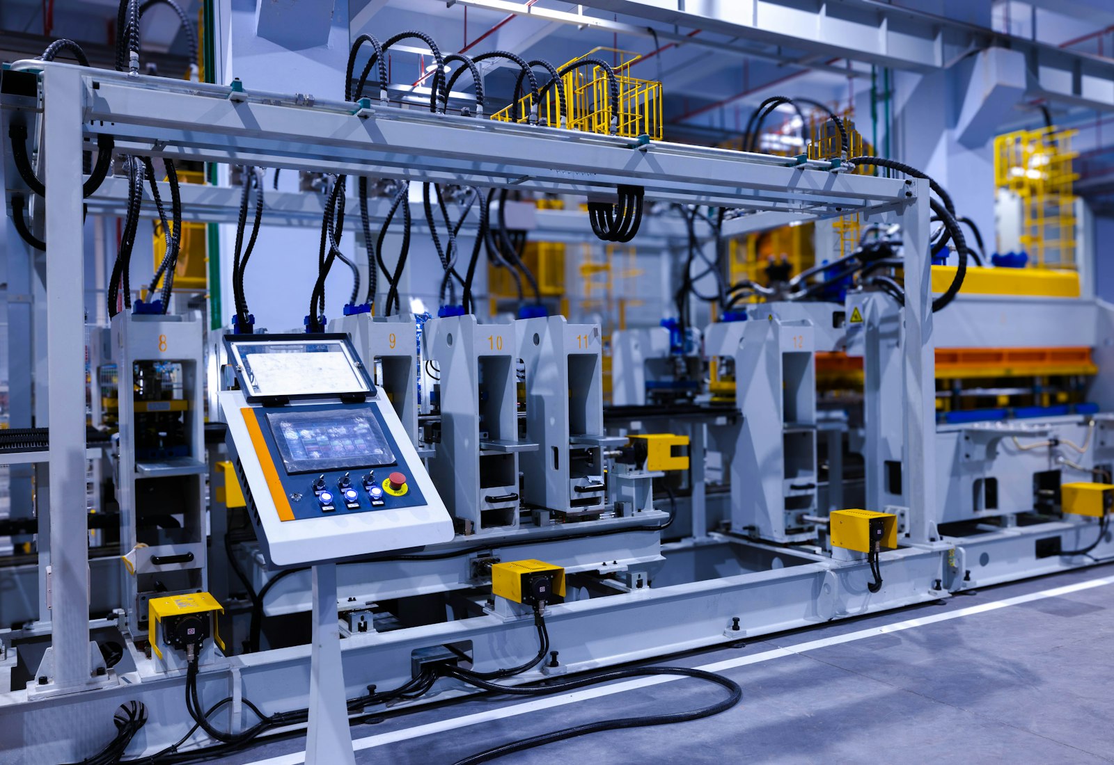 Salesforce Manufacturing Cloud mit Beyond Digital: Touchscreen-Bedienpanel an einer Fertigungsanlage in einer modernen Produktionshalle