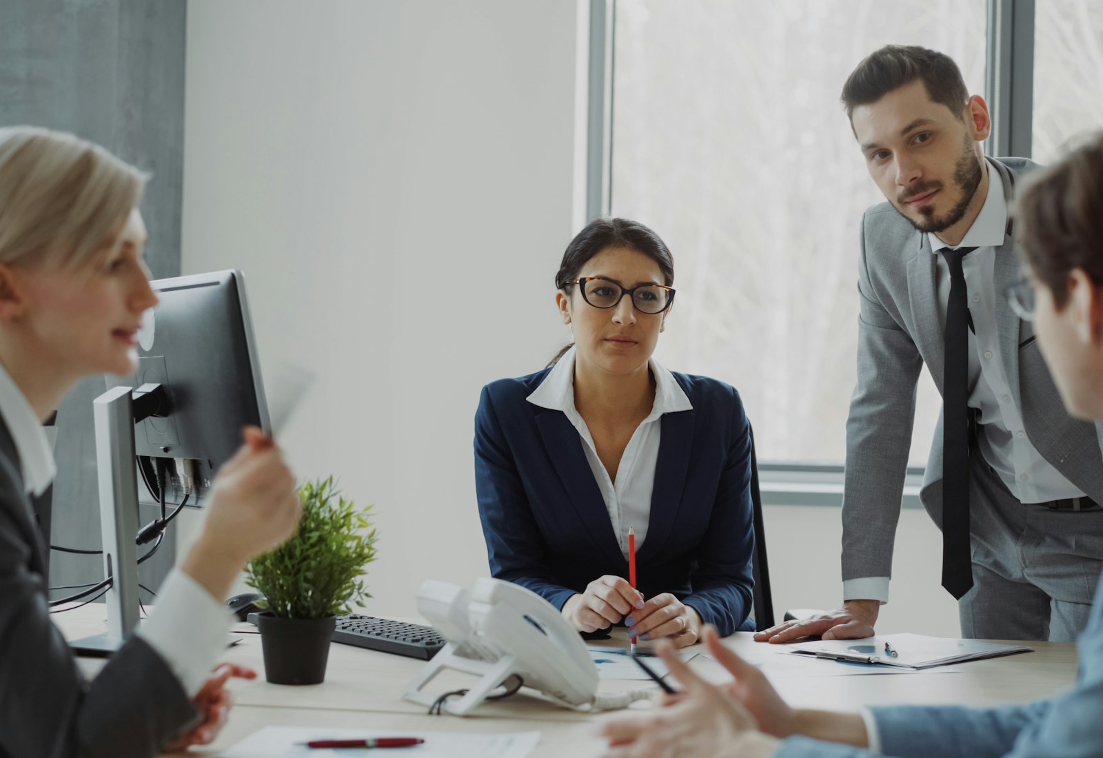 Salesforce Net Zero Cloud mit Beyond Digital: Vier Fachleute besprechen sich an einem Konferenztisch in einem hellen Büro