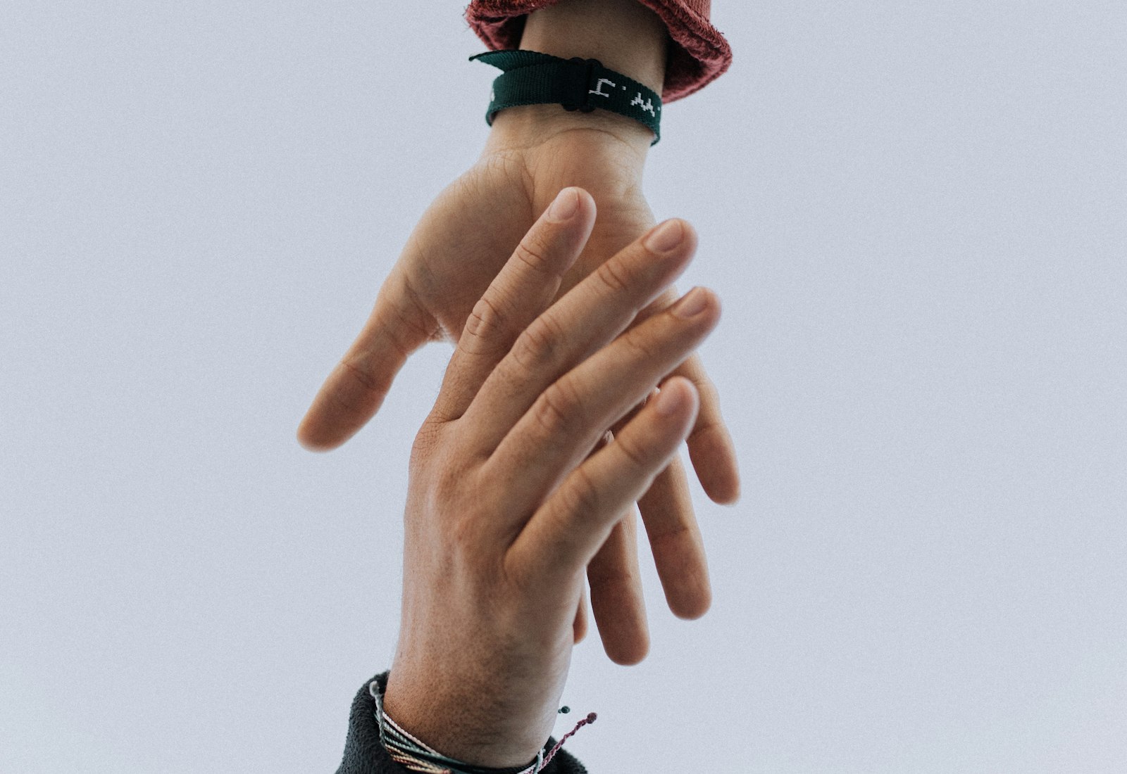 Salesforce Nonprofit Cloud Beratung von Beyond Digital: Eine Hand greift von oben nach einer ausgestreckten Hand vor hellem Hintergrund