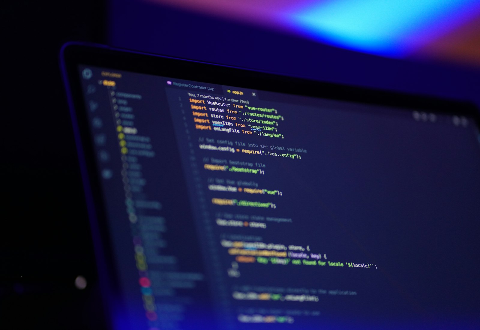 Salesforce Data Mask Beratung von Beyond Digital: Laptop-Bildschirm mit einem Code-Editor in blauem Licht