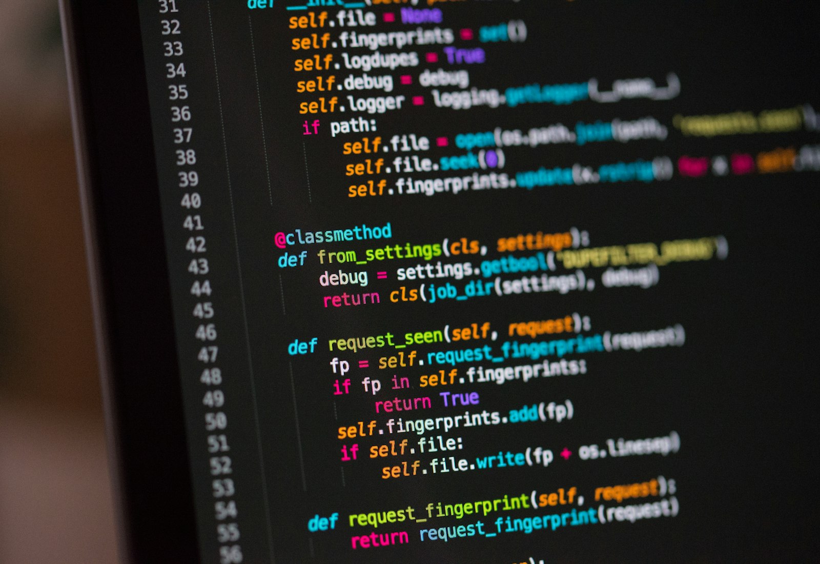 Salesforce Data Mask mit Beyond Digital: Nahaufnahme eines Bildschirms mit farbig hervorgehobenem Programmcode